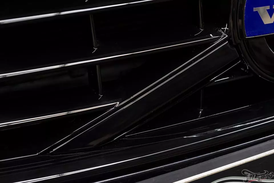 Volvo S80. Окрас масок фар в черный глянец. Антихром решетки радиатора.